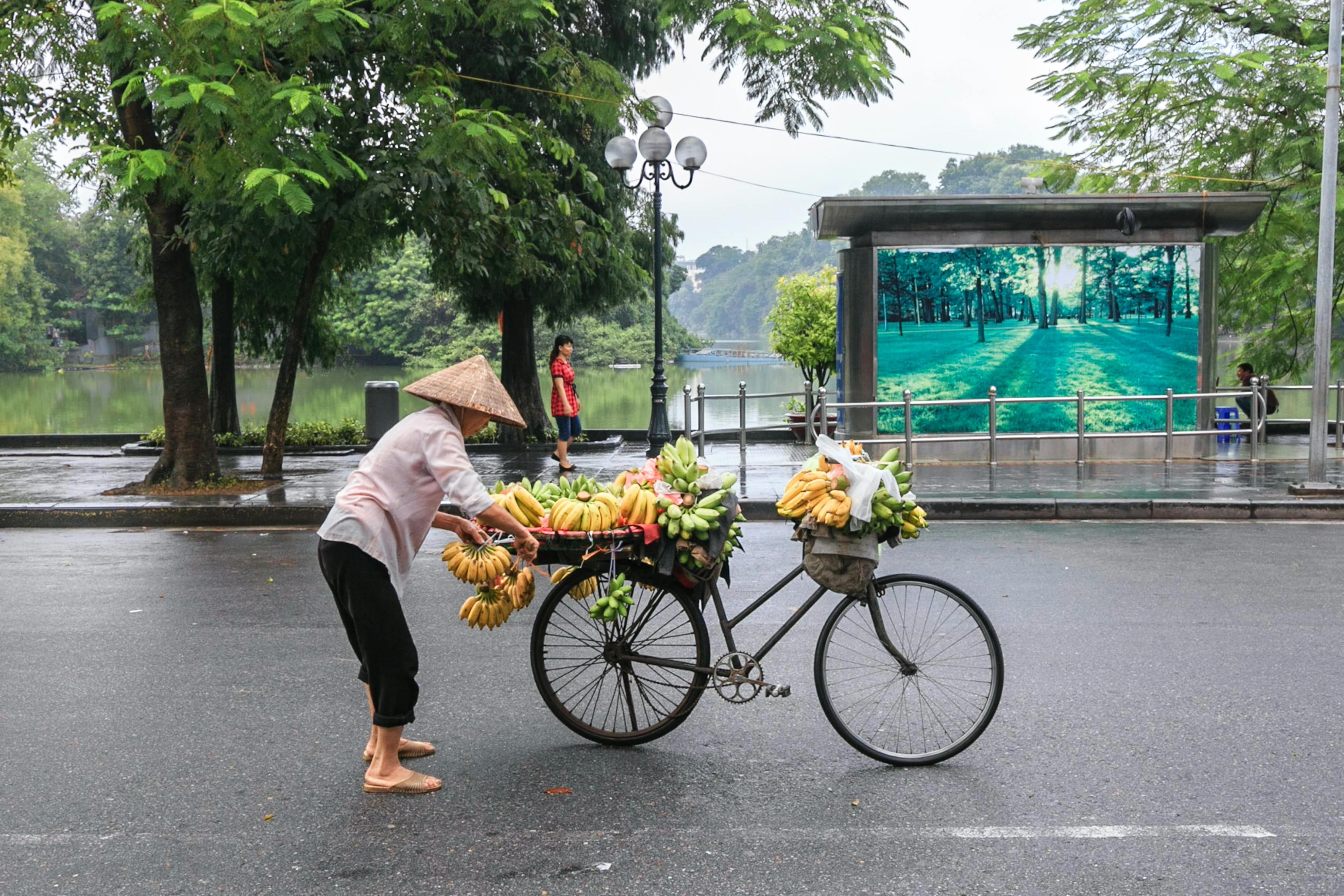 店主不在场，城管执法引发水果筐风波